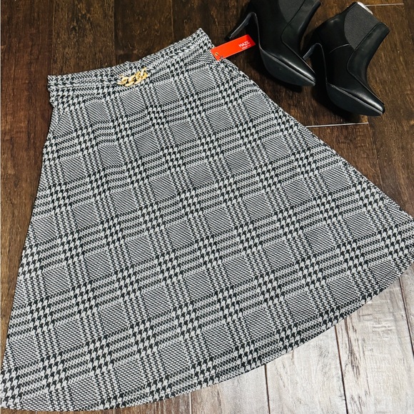 Maze Collection Dresses & Skirts - Chic Black and White Plaid Skirt